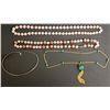 Image 1 : NECKLACE: [1] Gold plated chain necklace with 8.0mm malachite beads and a pendant with a melon carve