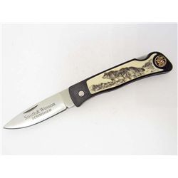 SMITH & WESSON SCRIMSHAW LOCKBACK KNIFE - WOLF