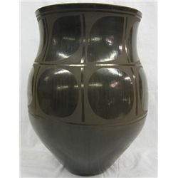 Large Santo Domingo Olla by Robert Aguilar