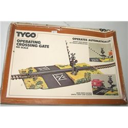 VINTAGE OPERATING CROSSING GATE *TYCO* # 908 COMES IN ORIGINAL BOX!! SET CAME OUT OF SAFE BOX!!