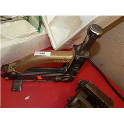 FLOOR MANUAL STAPLER OR NAILER