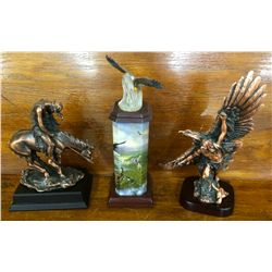 Two statues and an Eagle light