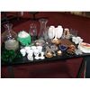Image 1 : TABLE LOT OF ASSORTED DECORATIVE COLLECTIBLE ITEMS, INCLUDING GLASSWARE, CHINA & ETC.