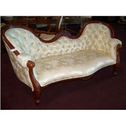 VERY FINE VINTAGE SETEE. APPEARING TO HAVE BEEN RE-UPHOLSTERED, IN EXCELLENT CONDITION