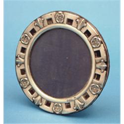 An Edwardian pierced silver photo frame, of circular form with Tudor rose decoration 5.5ins £100-...