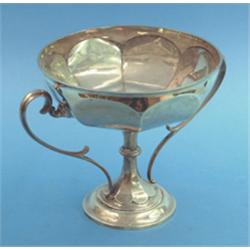 An Edwardian silver pedestal bowl with scroll handles, 1910 (23oz) £200-300...