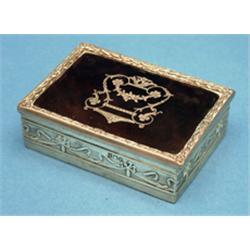 An Edwardian silver trinket box, with tortoiseshell pique lid and ribbon border 3.25ins £150-200...