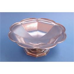 An Edwardian silver comport, of lobed octagonal form, Sheffield 1910, 17.5oz; and an Edwardian ho...