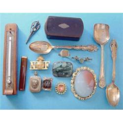 A Victorian papier mache snuff box, a moss agate brooch and sundry miscellaneous items £70-100...