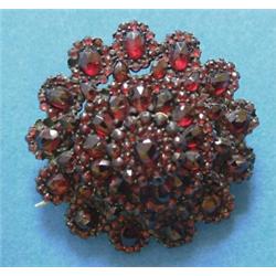 A Victorian garnet cluster brooch £70-100...