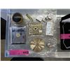 Image 1 : 9 vintage makeup accessories