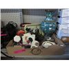 Image 1 : Box of assorted vintage items