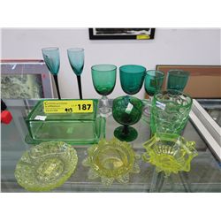 Vintage coloured glass - 13 Pieces of assorted