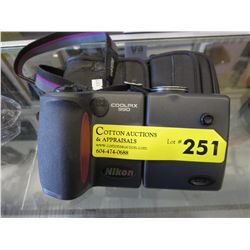 Nikon Coolpix 990 Camera with case