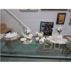 Royal Albert "Celebration" china - 25pcs