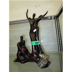 2 Decorative statues