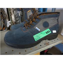 Pair of size 43 protected toe work boots.