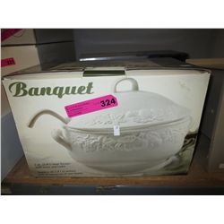3 Quart soup tureen with ladle