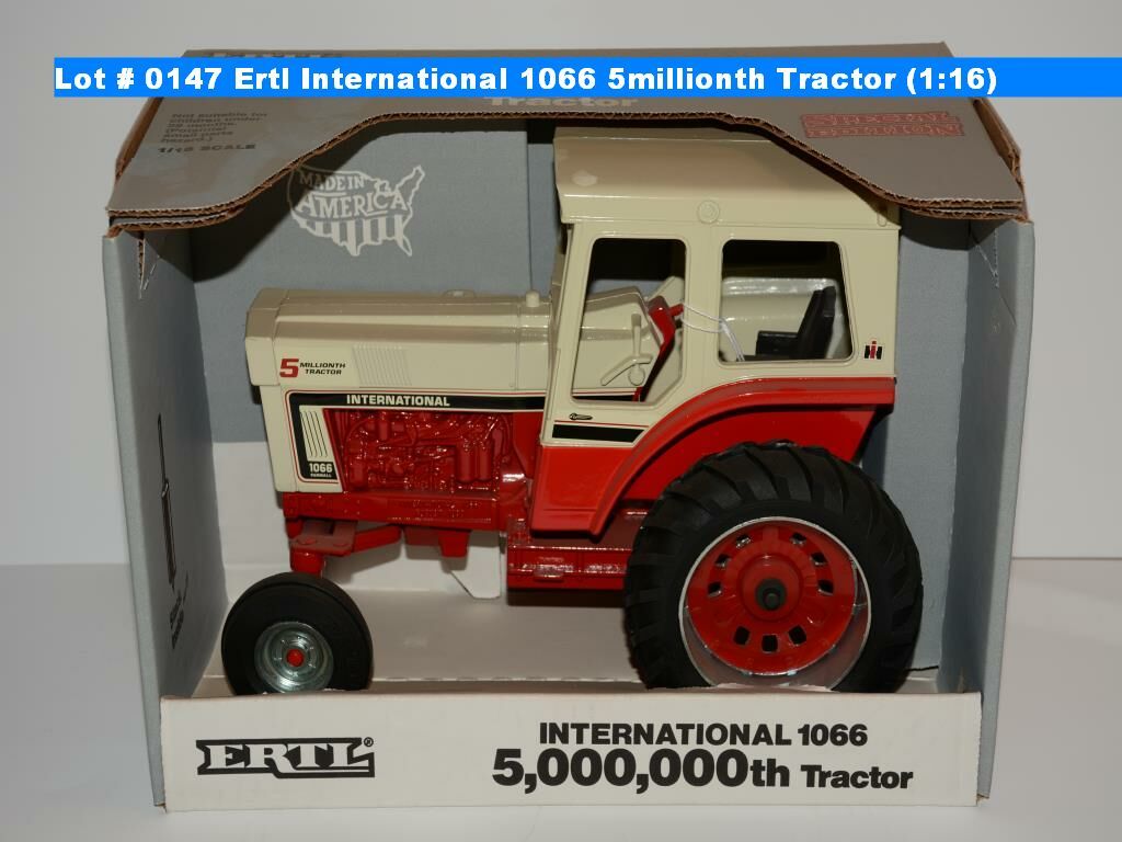 ERTL - Tracteur avec logo FFA - IH FARMALL 1256 - 1/16 - ERT44259 ERTL - Tracteur avec logo FFA - IH FARMALL 1256 - 1/16 - ERT44259