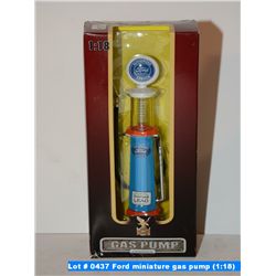 Ford miniature gas pump (1:18)