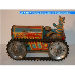 windup tin tractor on tracks (works)