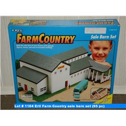 Ertl Farm Country sale barn set (95 pc)