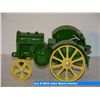 Image 1 : John Deere tractor