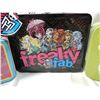 Image 3 : LOT 3 ASSORTED METAL LUNCH BOXES