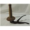Image 2 : LOT 2 ANTIQUE HOG RING PLIERS & HOG SCRAPPER