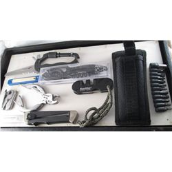 TRAY OF ASSORTED KNIVES AND MULTI TOOLS