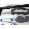 Image 3 : TRAY OF ASSORTED KNIVES AND MULTI TOOLS