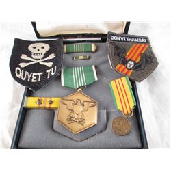 LOT OF VIET NAM ERA MEDALS & PATCHES