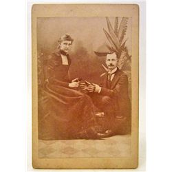 1890 CABINET CARD PHOTO OF A MAN HOLDING HIS WIFE'S THREAD