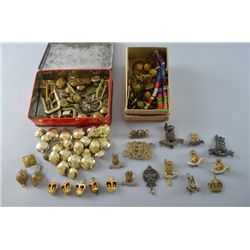 Small collection of army badges and buttons to include