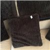 Image 2 : 4 Pillows and 2 Throws