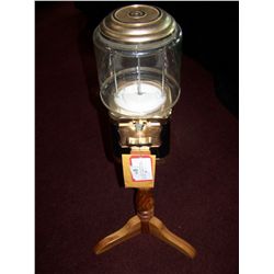 25 CENT GUMBALL VENDING MACHINE ON WOOD STAND. WITH PLASTIC GLOBE & KEYS