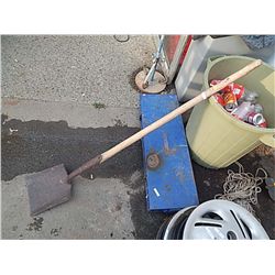 SHOVEL - LONG HANDLE FLAT NOSE