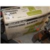 Image 2 : ELECTRIC FININSHING SANDER - B & D