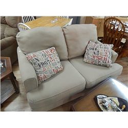 NEW CREAM BEIGE LOVE SEAT AND 2 ACCENT CUSIONS