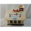 Image 2 : FISHER PRICE VINTAGE PLAY FAMILY SCHOOL
