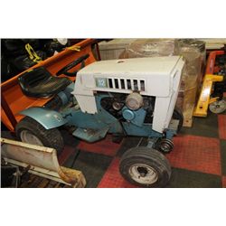 CRAFTSMAN RIDING LAWN TRACTOR (SELLING AS IS)
