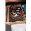 Image 1 : BOX OF PET BEDS AND ACCESORIES