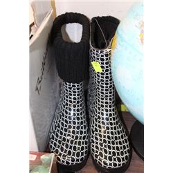 DETAILS RUBBER BOOTS SIZE 9