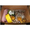 Image 1 : BOX OF GLASSWARE AND KITCHEN ACCESSORIES