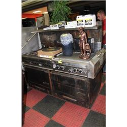 GARLAND 6 BURNER RANGE W/ GRILL