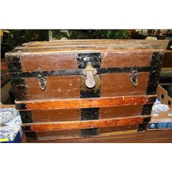 VINTAGE STORAGE TRUNK