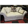Image 1 : SHOWHOME WHITE FABRIC FLORAL LOVE SEAT W ABSTRACT