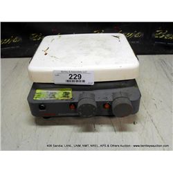 CORNING STIRRER / HOT PLATE