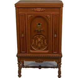 Silvertone Wood Radio/Phonograph Console Model 109.