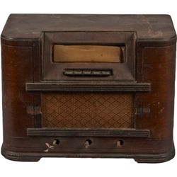 Silvertone Wood Tabletop 3-Knob Radio Model 110.421.